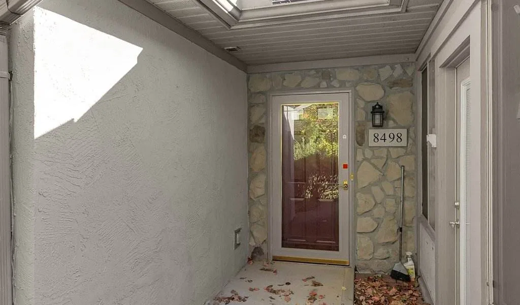 3-web-or-mls-8498-stonewoods-ln