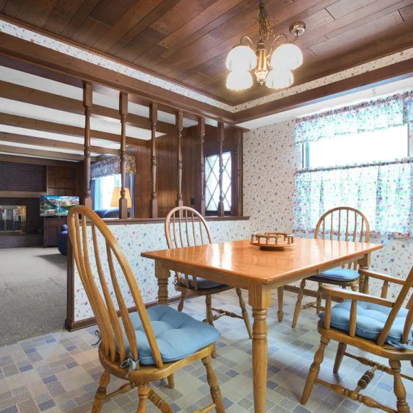 7-web-or-mls-7010-rockwoods-pl